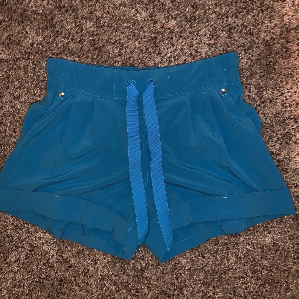 Lulu Lemon size 4 break away shorts